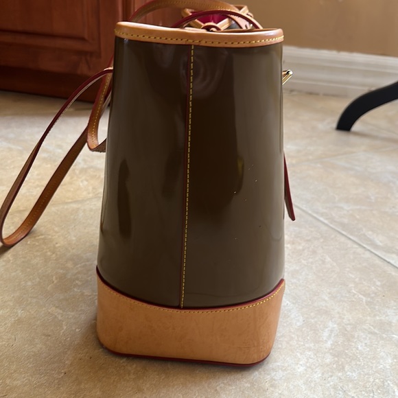 Dooney & Bourke large patent chocolate Bag. - Picture 12 of 14